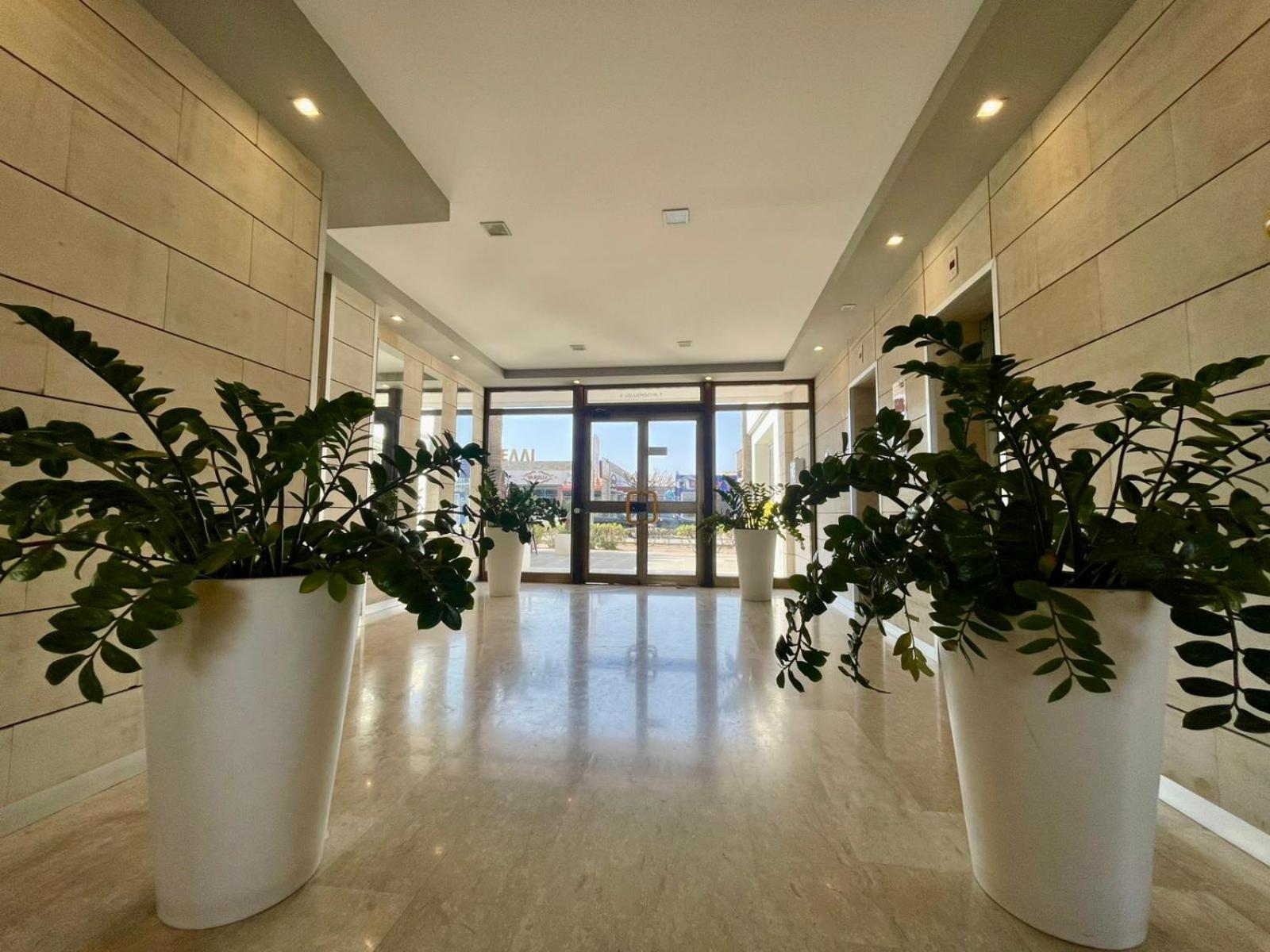 Sea View Suite In Makenzy Lárnaka Kültér fotó