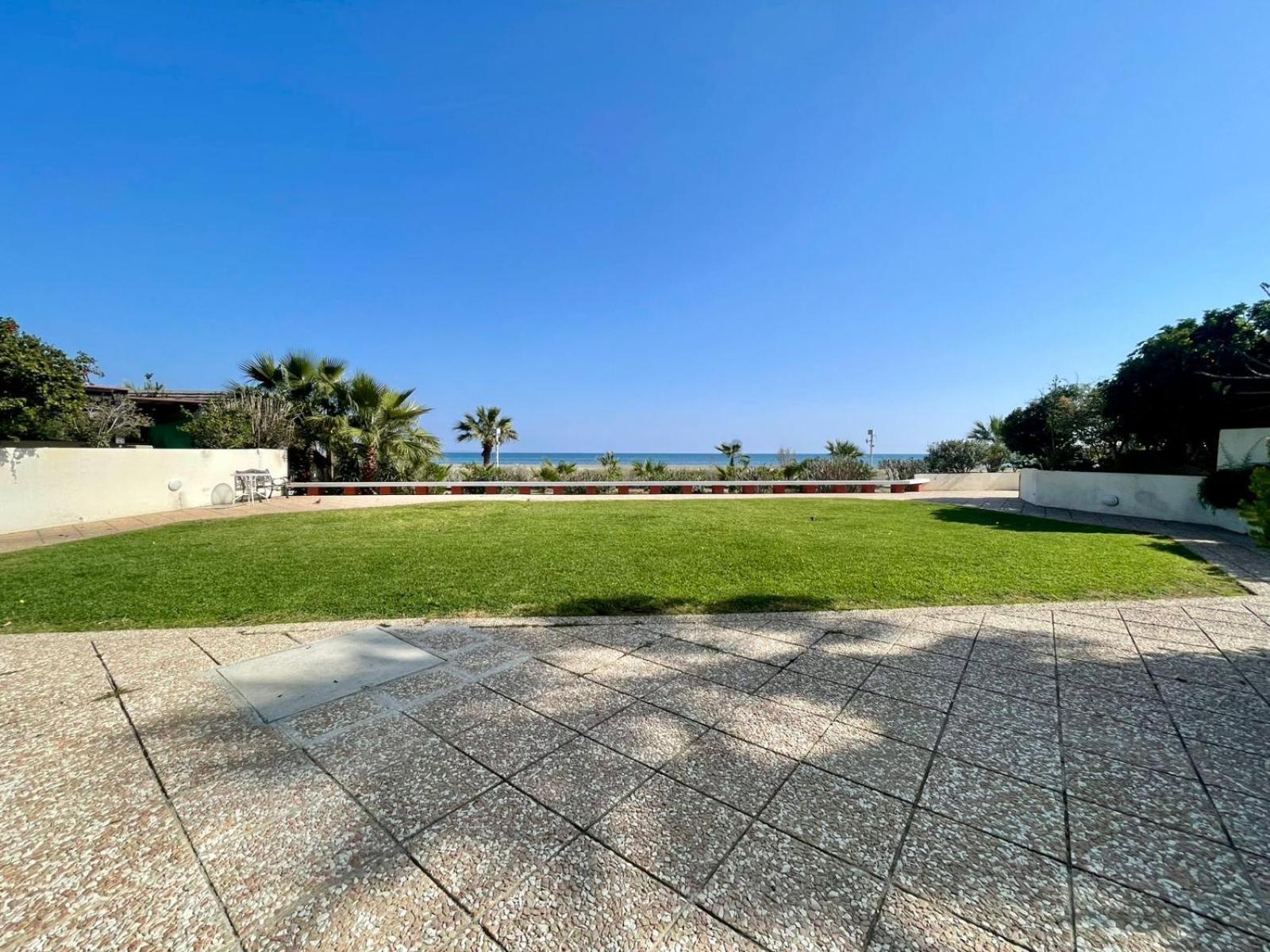 Sea View Suite In Makenzy Lárnaka Kültér fotó